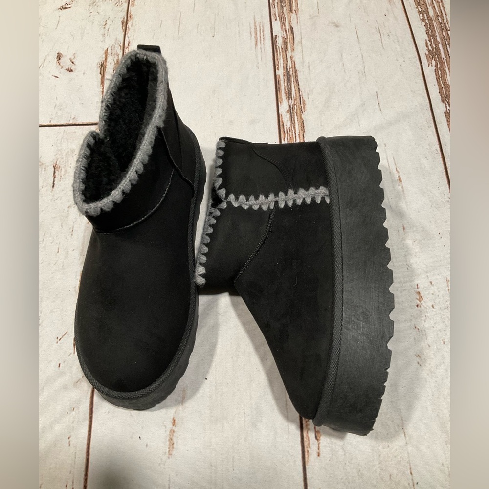 NWOT PAZZLE SLIP ON‎ SLIPPERS PLATFORM SOLE FAUX FUR LINING BOOTIES